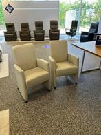 2 Eetkamer stoelen op wielen. Leder runner heel lichtgrijs, Ophalen, Zo goed als nieuw, Grijs, Twee