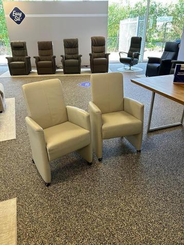 2 Eetkamer stoelen op wielen. Leder runner heel lichtgrijs  beschikbaar voor biedingen