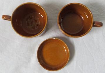 Heel aparte theeset met theekop en zeefje. Sphinx, Regout beschikbaar voor biedingen