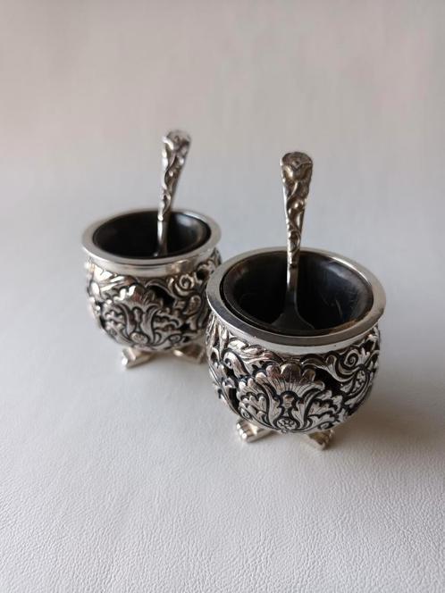 Djokja zilveren zoutvaatjes met hoornen bakjes, Antiek en Kunst, Antiek | Goud en Zilver, Zilver, Ophalen of Verzenden