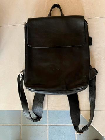 Zwart leren rugtas beschikbaar voor biedingen