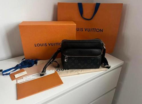 Louis Vuitton Outdoor Messenger NIEUW met BON!, Sieraden, Tassen en Uiterlijk, Tassen | Schoudertassen, Nieuw, Ophalen