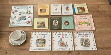 Verzameling boekjes en kop en schotel beatrix potter beschikbaar voor biedingen