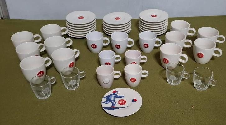 41-delig servies Douwe Egberts, Huis en Inrichting, Keuken | Servies, Gebruikt, Kop(pen) en/of Schotel(s), Overige stijlen, Aardewerk