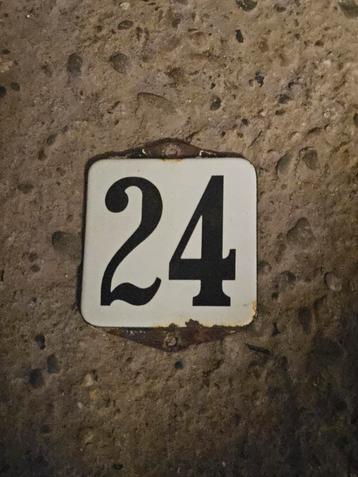 Emaille huisnummer 24 beschikbaar voor biedingen