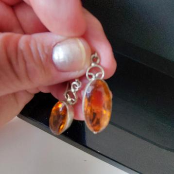 Zilveren oorbellen met edelsteen beschikbaar voor biedingen