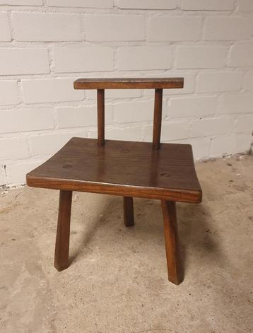 stoeltje brutalist stijl  beschikbaar voor biedingen