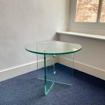 Glazen bijzettafel beschikbaar voor biedingen