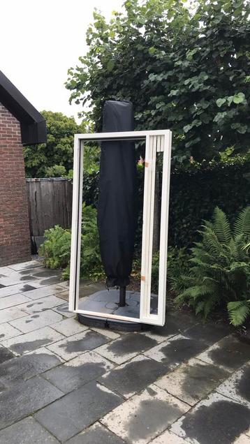 Modern binnendeurkozijn (hout) hoog 208 cm en breed 114 cm beschikbaar voor biedingen