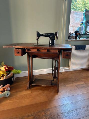 Antieke Singer Naaimachine met Tafel beschikbaar voor biedingen