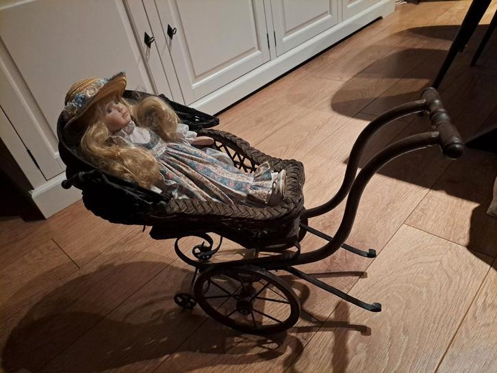 Antieke Poppenwagen met Porseleinen Pop, Antiek en Kunst, Antiek | Speelgoed, Ophalen of Verzenden