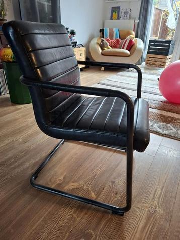 Zwarte leren comfortabele stoel beschikbaar voor biedingen