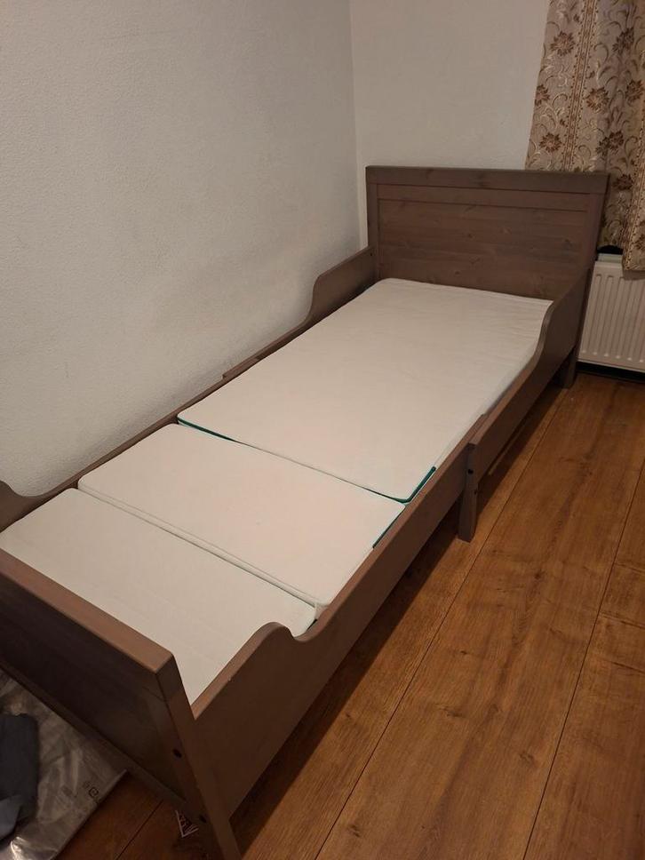 Ikea Meegroeibed Sundvik, Huis en Inrichting, Slaapkamer | Bedden, Zo goed als nieuw, Eenpersoons, 80 cm, 200 cm, Hout, Bruin