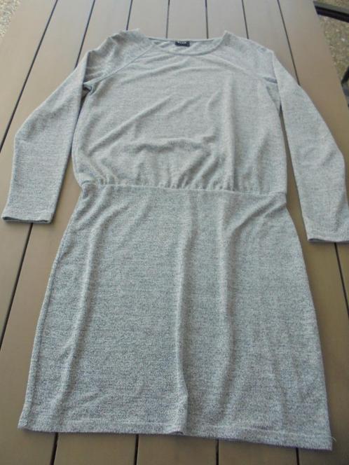 N85 Grijze jurk VILA maat M, Kleding | Dames, Jurken, Zo goed als nieuw, Maat 38/40 (M), Grijs, Boven de knie, Ophalen of Verzenden