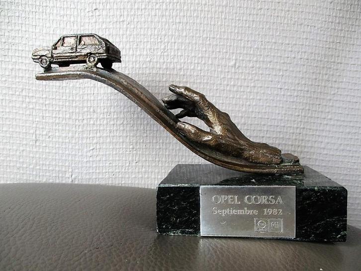 Sculptuur van Santiago Calatrava – Opel Corsa (1982), Antiek en Kunst, Kunst | Beelden en Houtsnijwerken, Ophalen