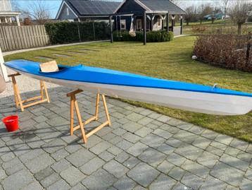 Mooie ranke houten kano beschikbaar voor biedingen