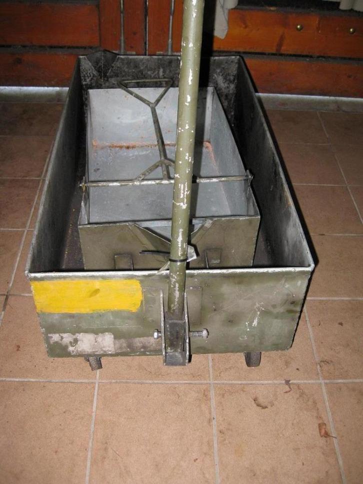 Lekbakken olie / koelvloeistof oa Nekaf, Laro, YA etc.., Verzamelen, Militaria | Algemeen, Landmacht, Overige typen, Nederland