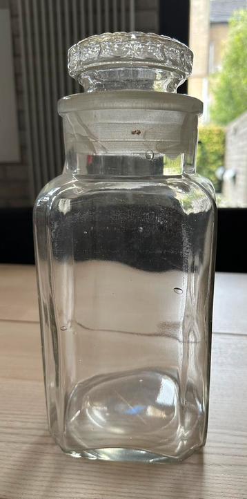 Antieke snoeppot vierkant glas met glazen stop beschikbaar voor biedingen