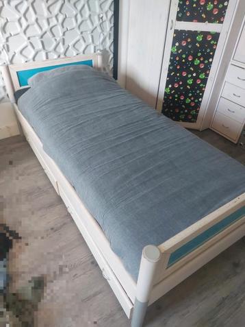 Eenpersoonsbed 90x200 met lampje, opberglades en evt. matras