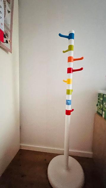 Kinderkledingrek - Zo goed als nieuw! beschikbaar voor biedingen