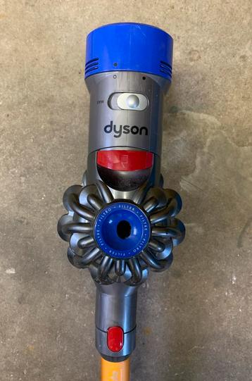 Dyson V8 steelstofzuiger met accessoires en oplaadstation beschikbaar voor biedingen
