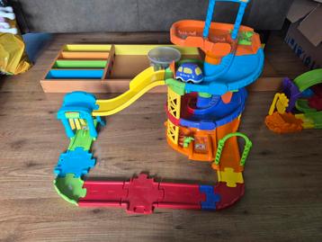 Toet Toet Parkeertoren met Wegdelen beschikbaar voor biedingen