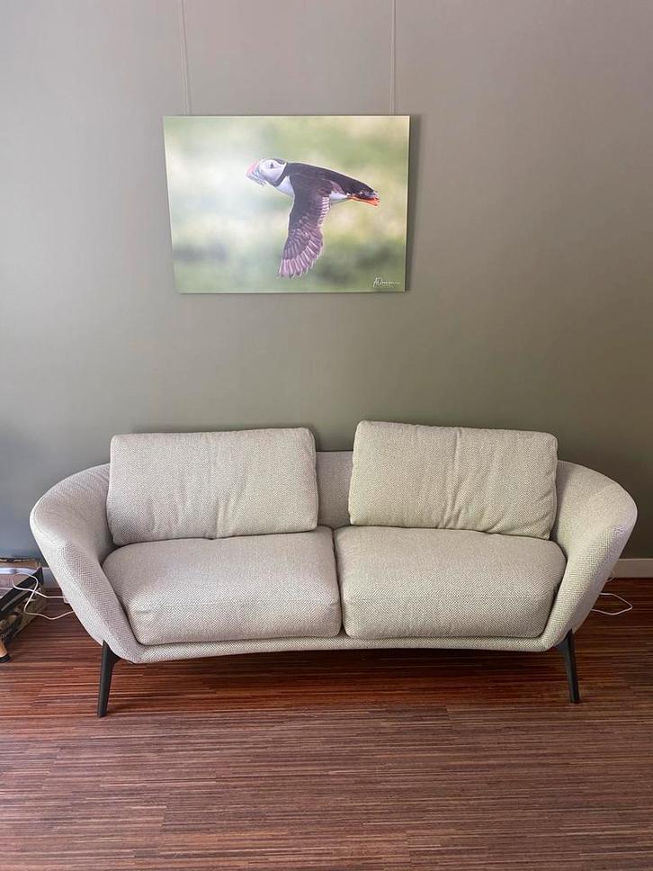 Leolux Rego 2-zits bank - Gebroken wit, Huis en Inrichting, Banken | Sofa's en Chaises Longues, Zo goed als nieuw, Tweepersoons