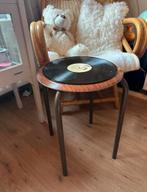 Leuk vintage tafeltje / krukje met een vinyl als blad, Ophalen of Verzenden