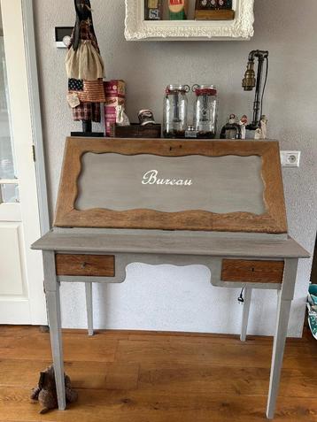 Bureau van hout beschikbaar voor biedingen