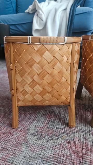 2 manden op pootjes gevlochten beschikbaar voor biedingen