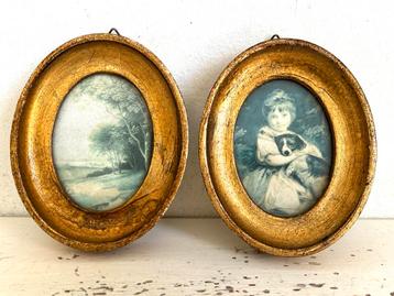 Twee vintage ovale schilderijtjes prent hout verguld kader beschikbaar voor biedingen
