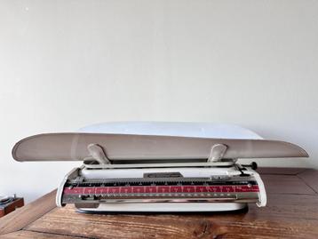 vintage baby weegschaal beschikbaar voor biedingen
