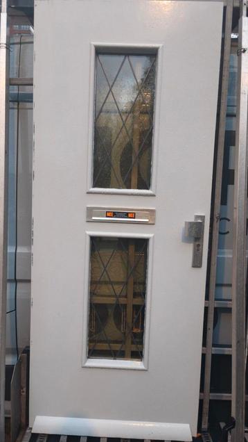 Voordeur met glas in lood beschikbaar voor biedingen