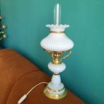 Vintage glazen petroleumlamp wit met goud, Antiek en Kunst, Antiek | Lampen, Verzenden