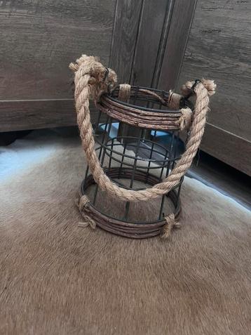 Rustiek metalen mandje met touwhandvat – boho woonaccessoire beschikbaar voor biedingen