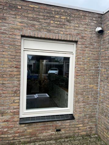 Hard houten uitzetramen met dubbel glas. 