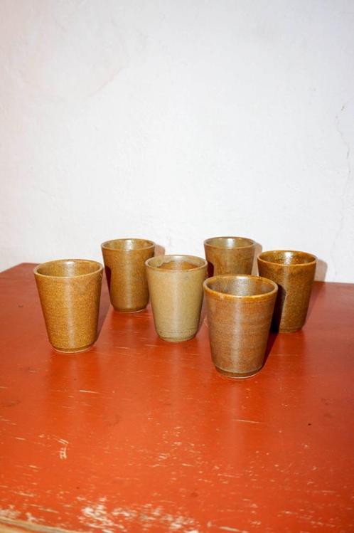 bruine moderne landelijke grès koffiekopjes uit mid century, Antiek en Kunst, Antiek | Servies compleet, Verzenden