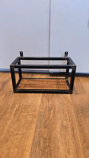 Teak Wandplank met Zwart Stalen Frame beschikbaar voor biedingen