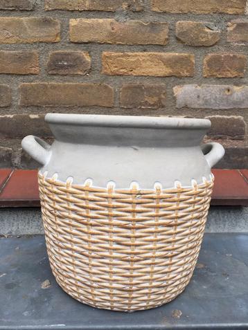 Grote stevige terracotta pot mand beschikbaar voor biedingen