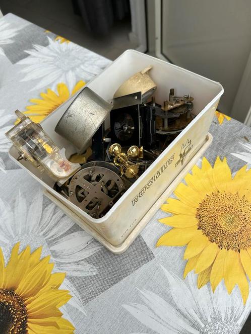 Partijtje mechanische uurwerken met quartzaandrijving, Antiek en Kunst, Antiek | Klokken, Ophalen of Verzenden