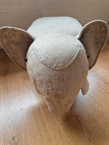 Leuke en decoratieve olifant poef beschikbaar voor biedingen