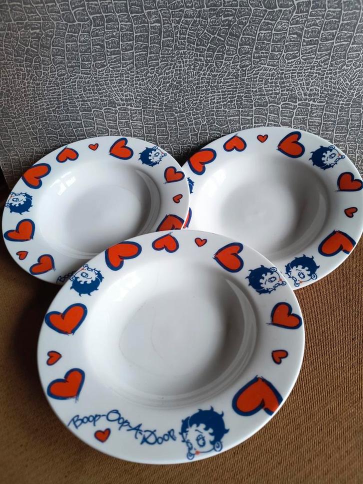 3 Diepe Borden Betty Boop met rode hartjes Marsberg Studios, Huis en Inrichting, Keuken | Servies, Gebruikt, Bord(en), Overige stijlen