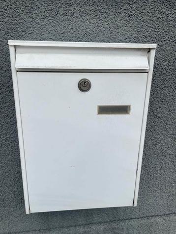 Witte Wandbrievenbus met Sleutel beschikbaar voor biedingen