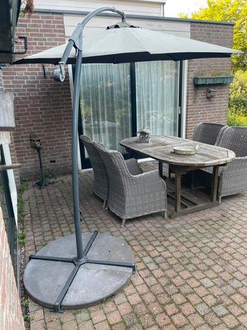 Parasol met kleine beschadiging maar in goede staat beschikbaar voor biedingen