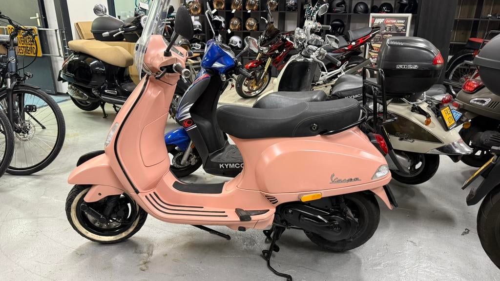 Prachtige oud roze vespa lx50 custom 2takt 25km, Fietsen en Brommers, Scooters | Vespa, Ophalen of Verzenden, Zo goed als nieuw