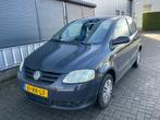 VOLKSWAGEN FOX 1.2 40KW 2005 GRIJS NIEUW APK! TREKHAAK, Auto's, Volkswagen, Voorwielaandrijving, Stof, 54 pk, Zwart