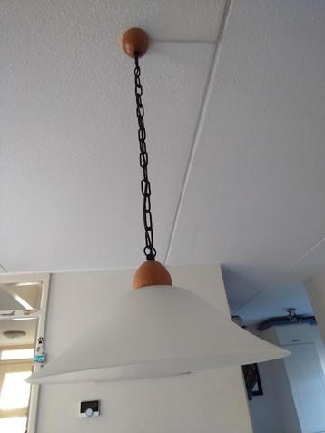 Hanglamp aan ketting met glazen kap. beschikbaar voor biedingen