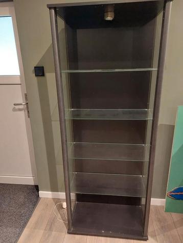 Gratis Vitrine kast.   beschikbaar voor biedingen