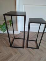 Set van 2 zwarte bijzettafels / plantenstandaards, Huis en Inrichting, Woonaccessoires | Zuilen en Pilaren, Ophalen, Gebruikt