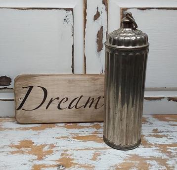 Oude metalen kruik beschikbaar voor biedingen